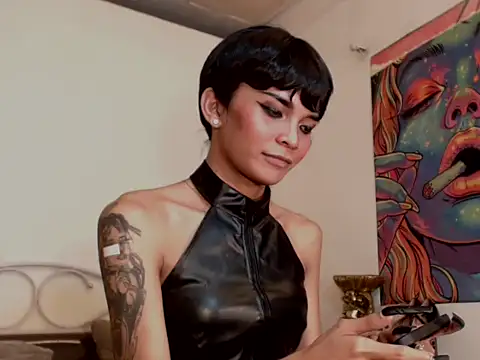 TsLauraLove live sex cam