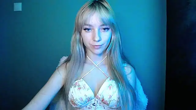 LuciaYoung live sex cam