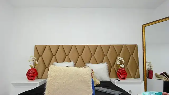 NahomiAndrew live sex cam