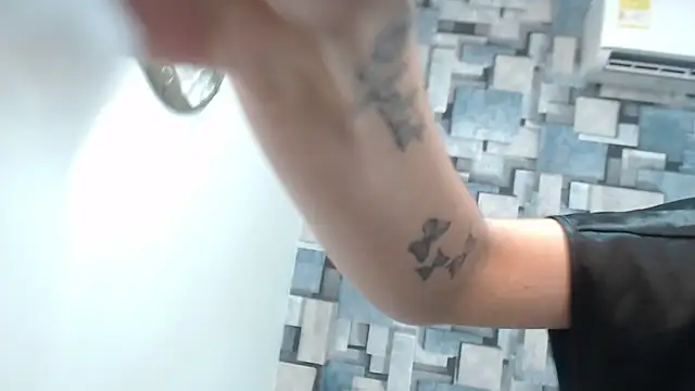 violeta_cute18 live sex cam