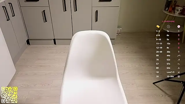 UncrownQueen live sex cam