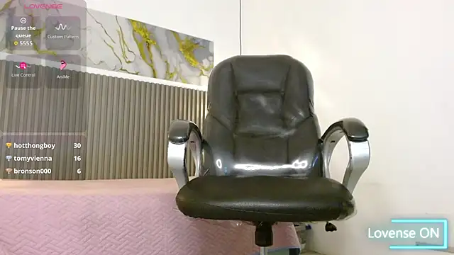 Dyla_n18 live sex cam