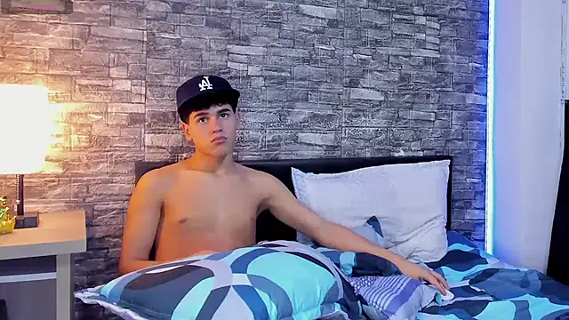 FoxBigmaster live sex cam