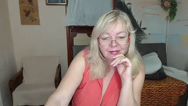 EvelynLoveShy live sex cam