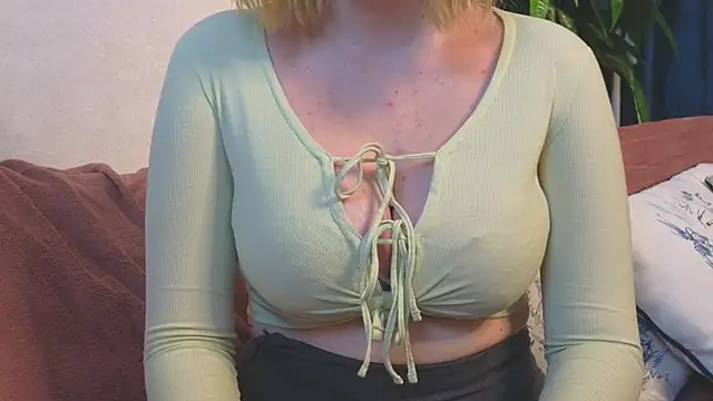 ElzaHart live sex cam