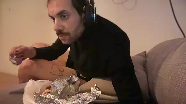 P4RtYBOII92 live sex cam