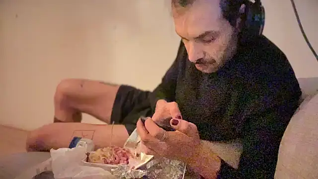 P4RtYBOII92 live sex cam