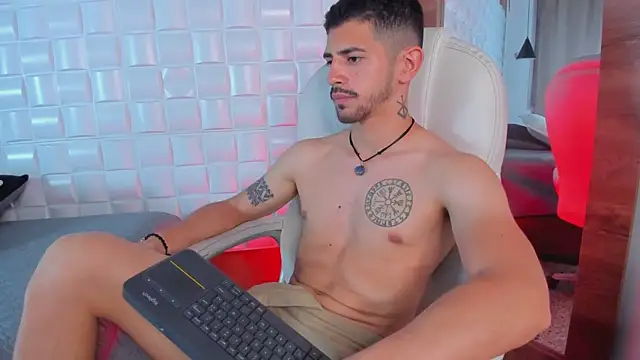 AlejandroStormm live sex cam