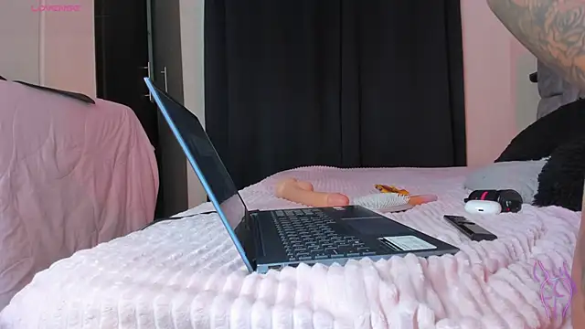 Danyhottits live sex cam