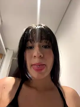 Emi_blair live sex cam