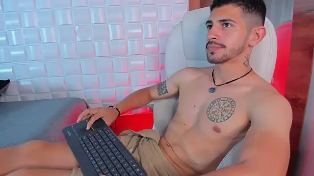 AlejandroStormm live sex cam