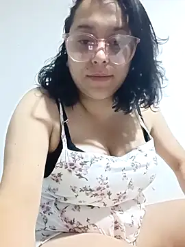 Caroline-17 live sex cam