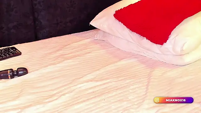 MiaKnox live sex cam