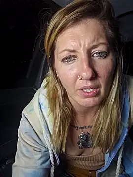 SheIsSomething live sex cam