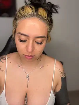 VeloraVyxen_ live sex cam