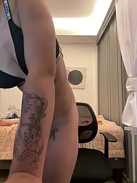 Nahomy_cute1 live sex cam