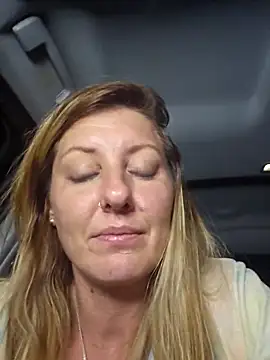 SheIsSomething live sex cam