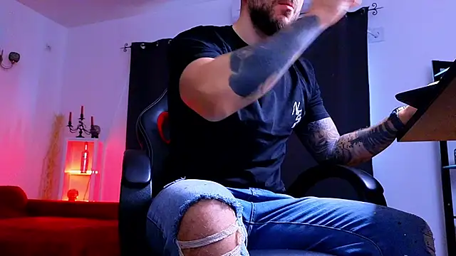 MightyAaron66 live sex cam