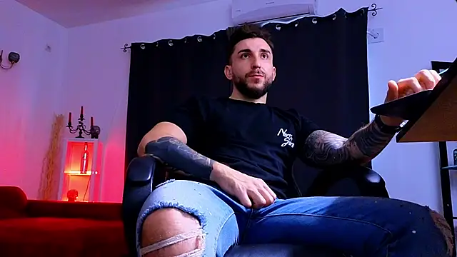 MightyAaron66 live sex cam