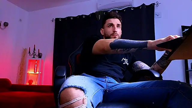 MightyAaron66 live sex cam