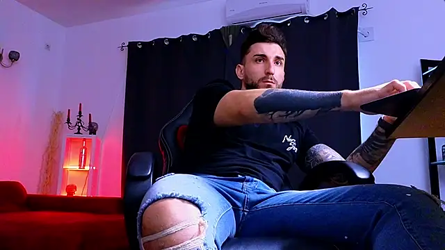 MightyAaron66 live sex cam