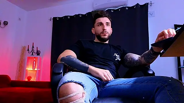 MightyAaron66 live sex cam