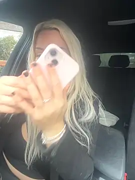 Bustyblondebabe32 live sex cam