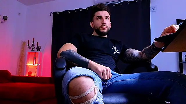 MightyAaron66 live sex cam