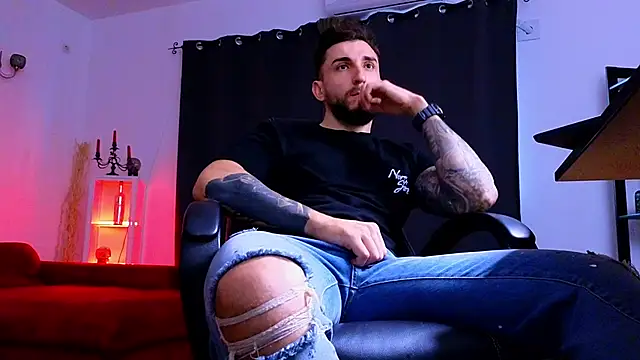 MightyAaron66 live sex cam