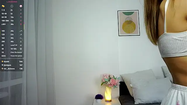 JunieTrippett live sex cam