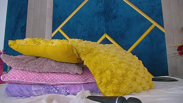 Foxxxy_MILF live sex cam