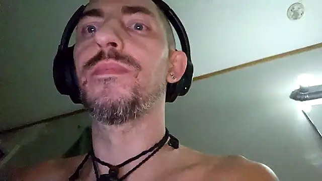 Bi_curious86 live sex cam