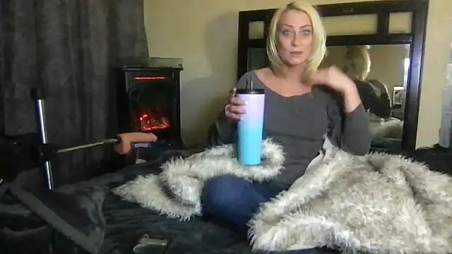 TiffaneyLove live sex cam