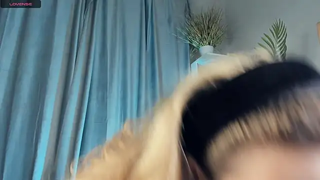 SilentHowl live sex cam