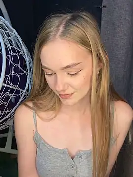 MilaMoone live sex cam