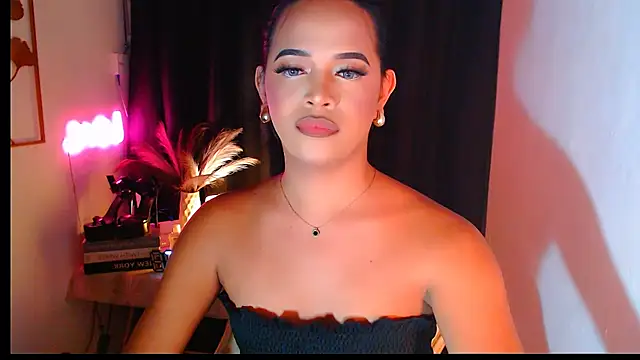 Lorainnelustts live sex cam