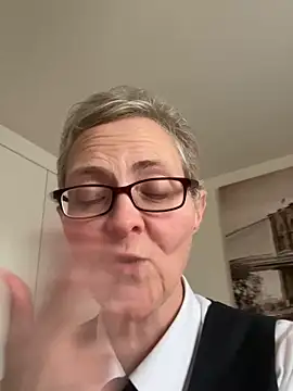 Curvy-Jinx live sex cam