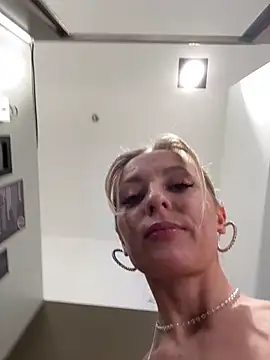 VikaBunny1 live sex cam