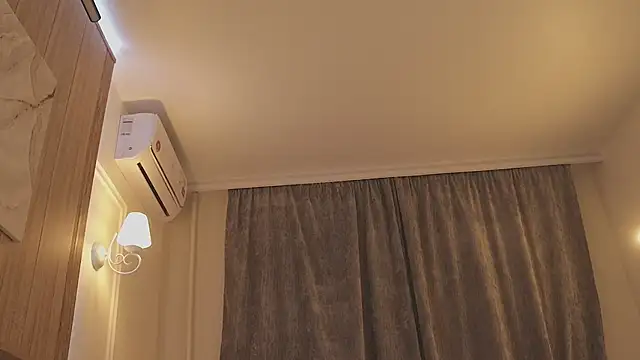 MiaThaine live sex cam