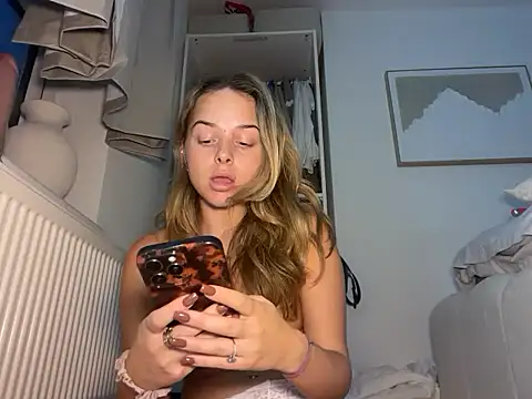KayleeBella live sex cam