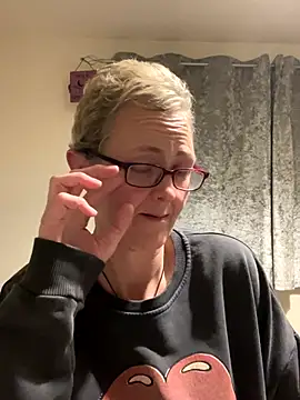 Curvy-Jinx live sex cam