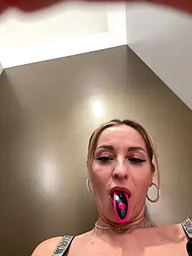 VikaBunny1 live sex cam