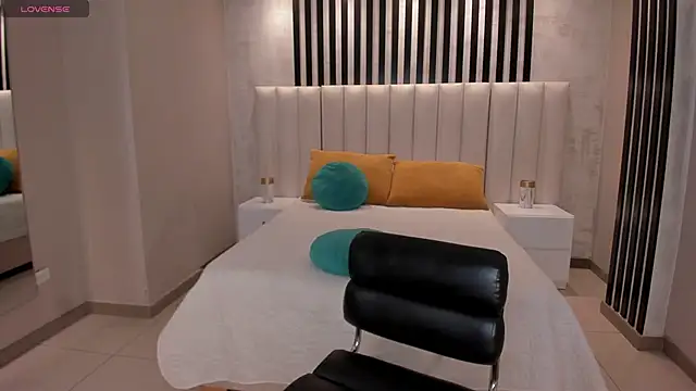 NatalieLewis live sex cam