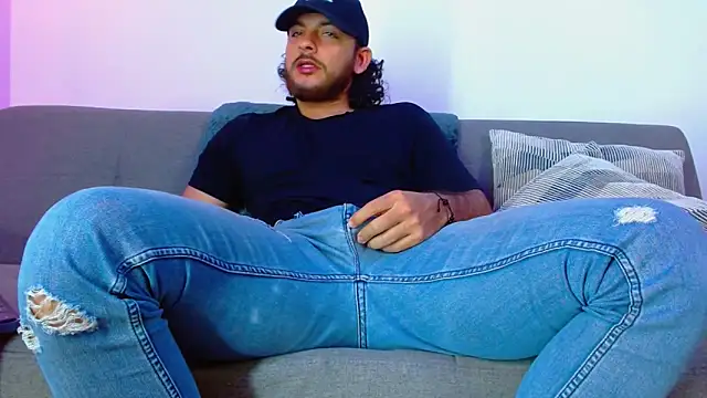 tuyo1995 live sex cam