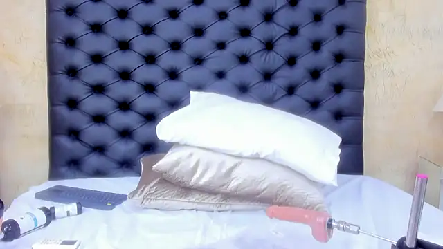 NahomiWhitel live sex cam