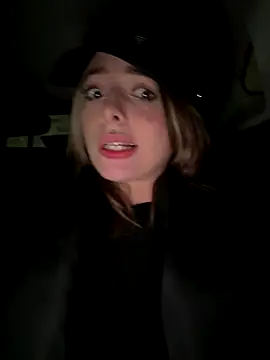 LoraaDoll live sex cam