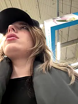 LoraaDoll live sex cam