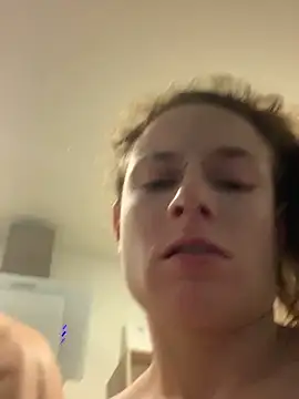 GoldenPussy1329 live sex cam