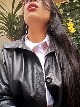 Astrid-- live sex cam