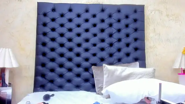 NahomiWhitel live sex cam